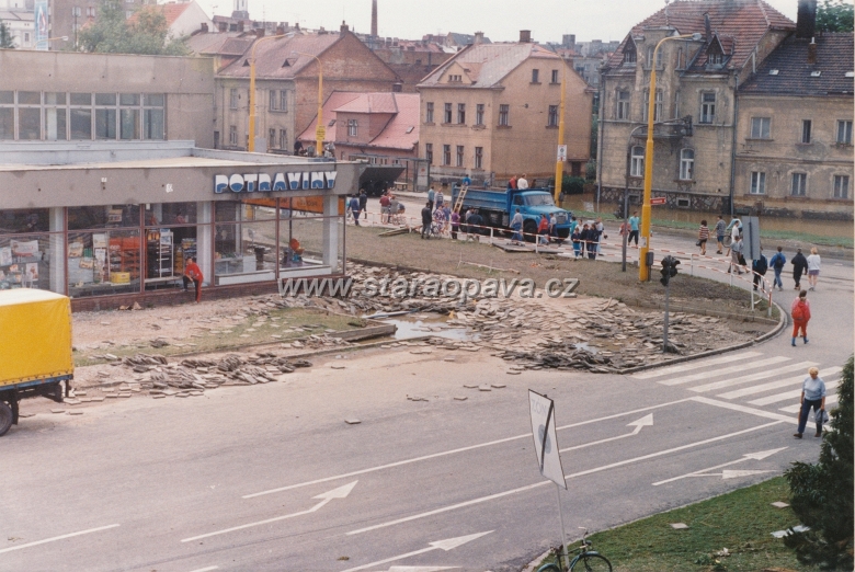 holasicka (19).jpg - Počátek Holasické ulice, vpravo Ratibořská v roce 1997 po opadnutí vody. Obchod po povodních přestavěn do současné podoby a je v něm supermarket Albert.